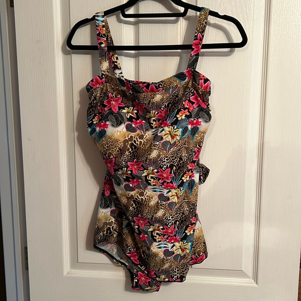 𝅺NWOT Island Pearls One Piece Swimsuit Size 14